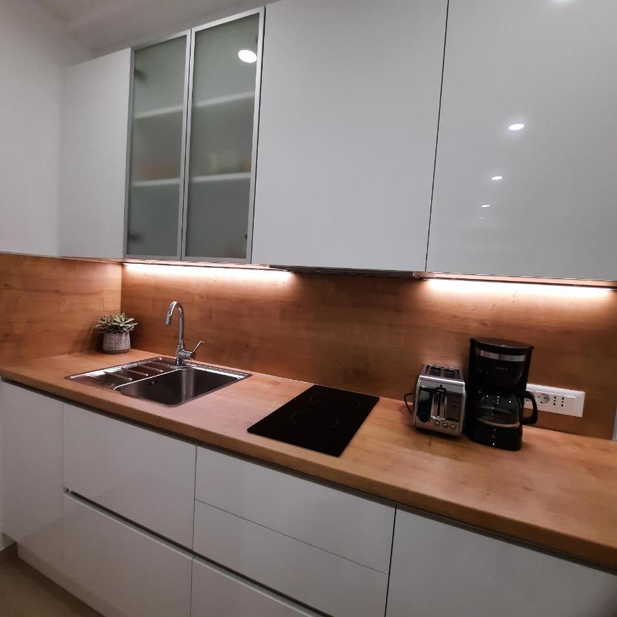 Apartmani Dorijana เวอร์ซาร์ ภายนอก รูปภาพ